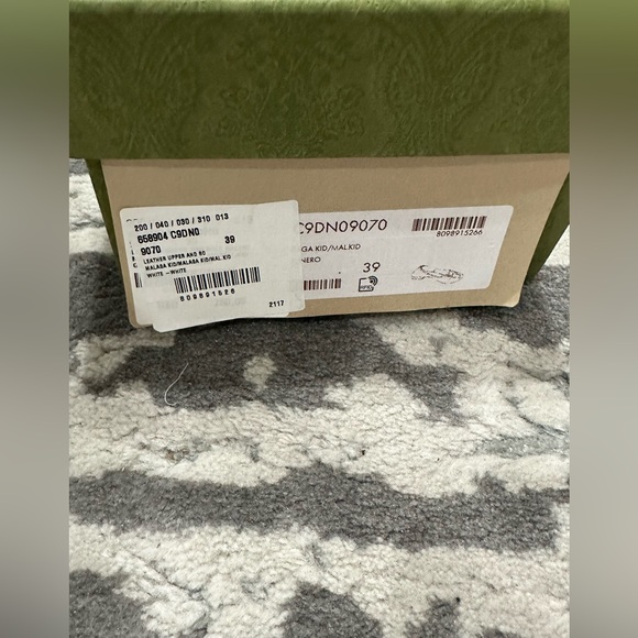 Like New Gucci Leather Flats - Picture 9 of 11